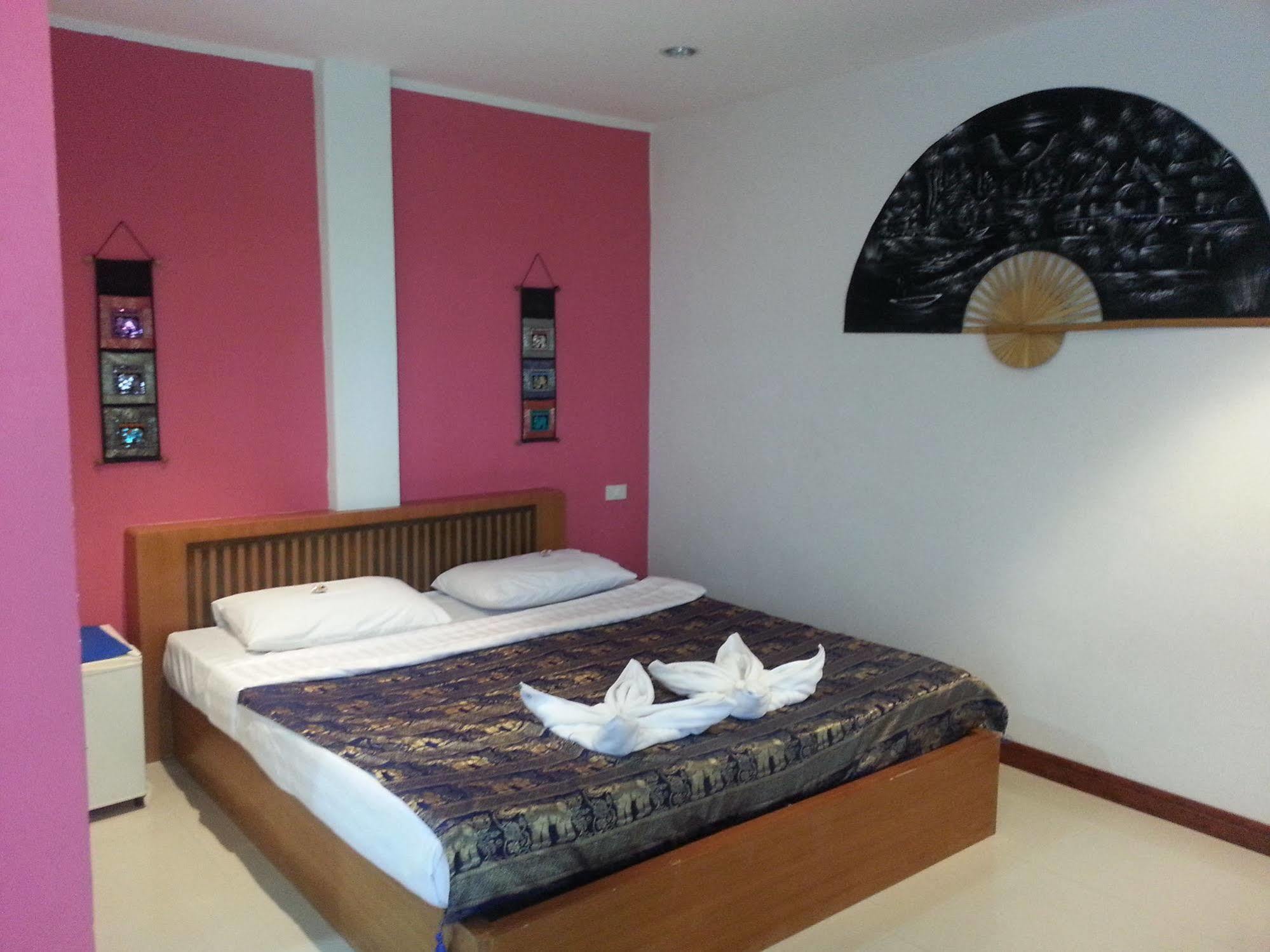 Dreams Guesthouse & Hostel Patong Eksteriør billede